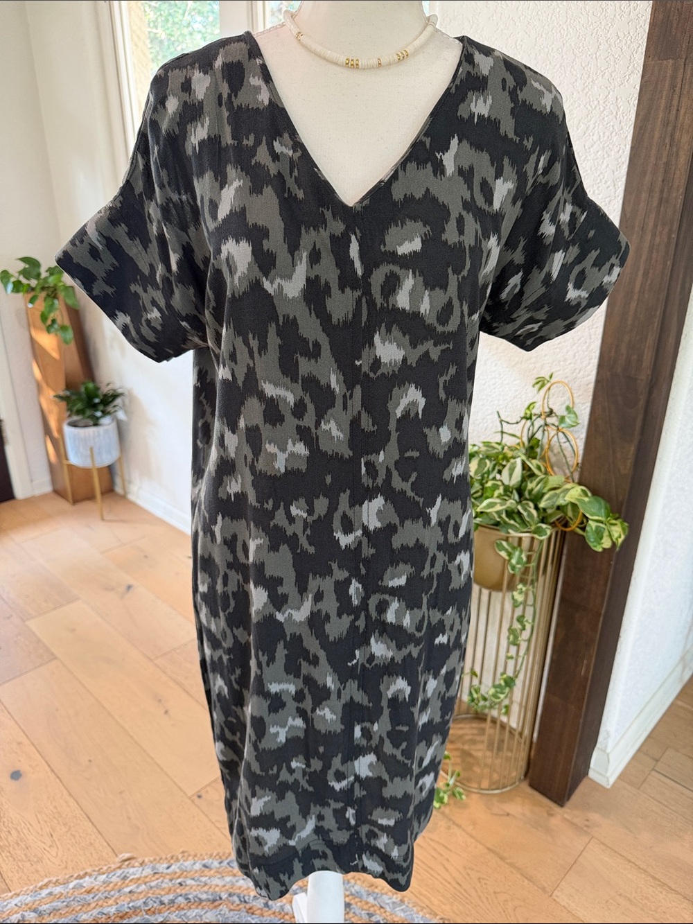 V-Neck Short Sleeve Camo Shift/Tunic/Shirtdress Dress in Black, Green & Gray XS